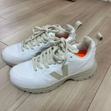 VEJA 스니커즈 화이트/베이지 23cm