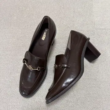 란다 로퍼 브라운