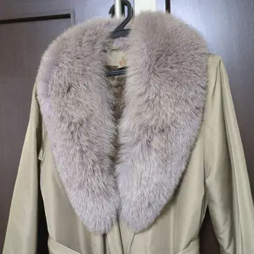 퍼 달린 베이지 롱 코트