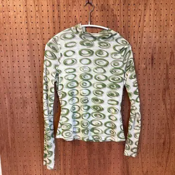 긴팔 그린과 화이트의 원형 무늬 상의