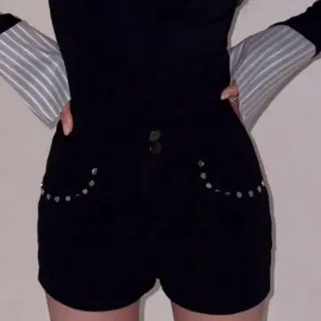 kisstheclub studded short pants