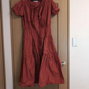 빨간색 도트 무늬 프릴 롱 원피스