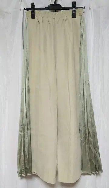 Bou Jeloud 부즈루드 사이드 플리츠 와이드 팬츠 그린