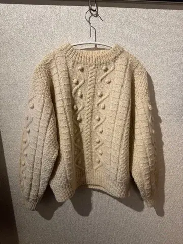 아이보리 케이블 니트 스웨터