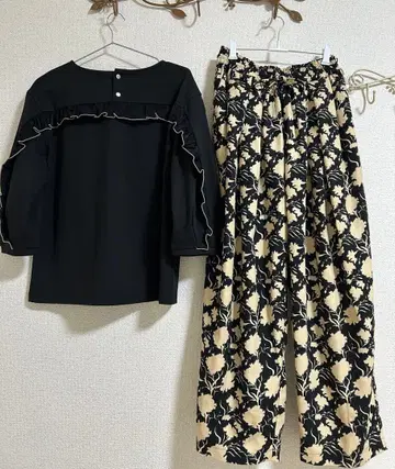 새상품급 에피데믹 백 프릴 달린 블랙 상의 꽃무늬 팬츠 2세트