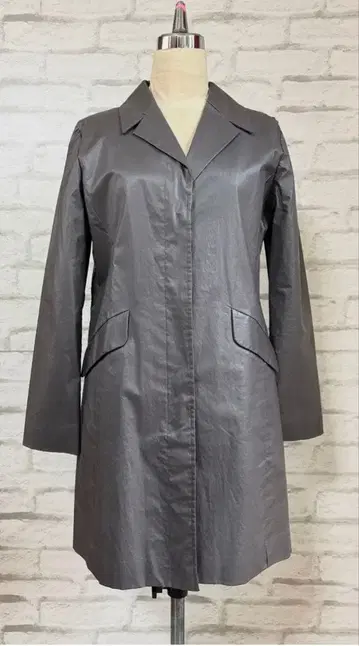 폴리우레탄 소재 차콜 그레이 하프 코트