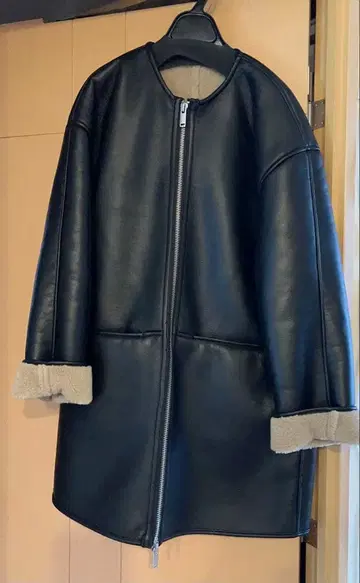 새상품급 ZARA 블랙 무스탕풍 더블 페이스 사양 코트