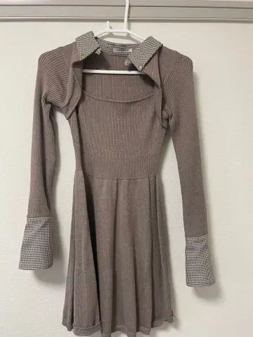 립 서비스 데콜테 오픈 플레어 니트 원피스 베이지