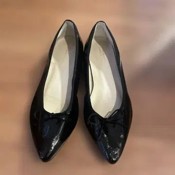 에나멜 블랙 스틸레토 플랫슈즈