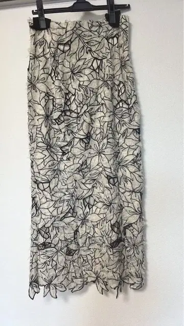 SNIDEL 커팅 레이스 타이트 스커트