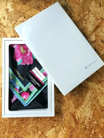 LEONARD 꽃무늬 실크 손수건 미사용 새상품