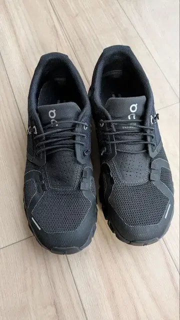 On 블랙 스니커즈