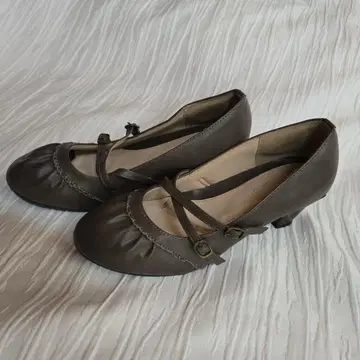 Carnival Joy 다크 브라운 스트랩 펌프스