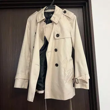 베이지 트렌치코트 소매 조정 벨트 포함