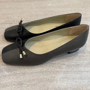 오데뜨 앤 오딜 스퀘어 칼라 콤비 가죽 펌프스