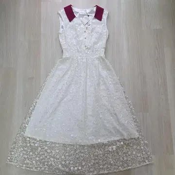 택 포함 새상품 자수 장식 슬리브리스 원피스