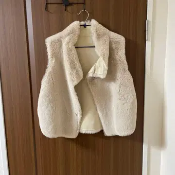 리버서블 퍼 베스트 크림색