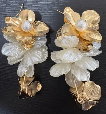 꽃 모티브 귀걸이 골드 화이트