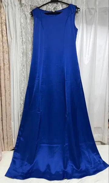 원피스, 롱 스커트, 블라우스, 코사지 등