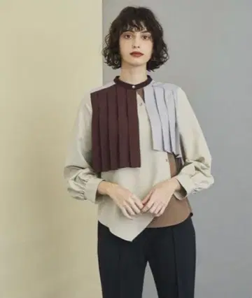 새상품급 플리츠 디자인 긴팔 블라우스 베이지