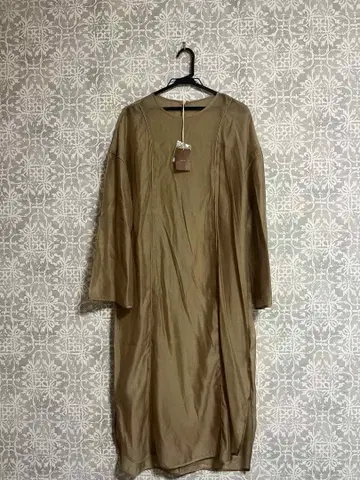 크림 플리스 자켓과 브라운 롱 드레스