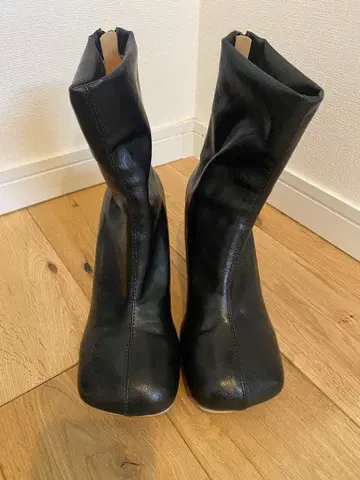 블랙 가죽 부츠 지퍼 포함