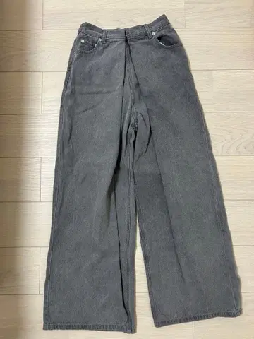 그레이 와이드 데님 팬츠 앞 턱