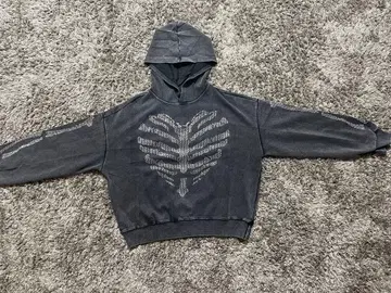 스톤 부착 본 디자인 다크 그레이 후드티