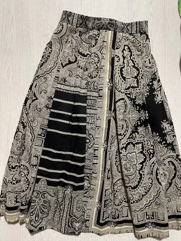 페이즐리 무늬 플레어 스커트 블랙과 화이트
