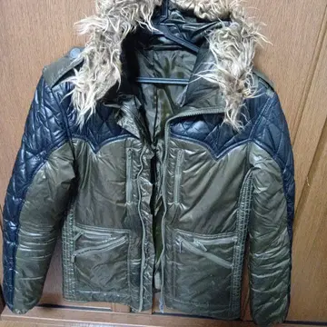 올리브 그린 후드 부착 다운 자켓