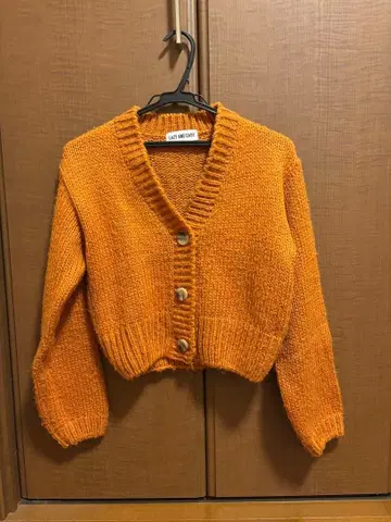 LAZY AND EASY 오렌지 크롭 가디건