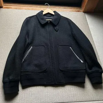 COS 블랙 집업 자켓