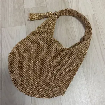 뷰티 앤 유스 코드 태슬 원 핸들 숄더백