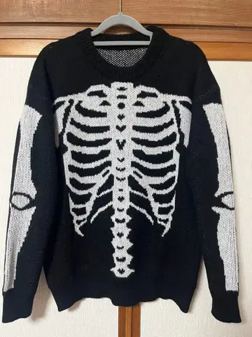 스켈레톤 패턴 블랙 긴팔 니트 스웨터