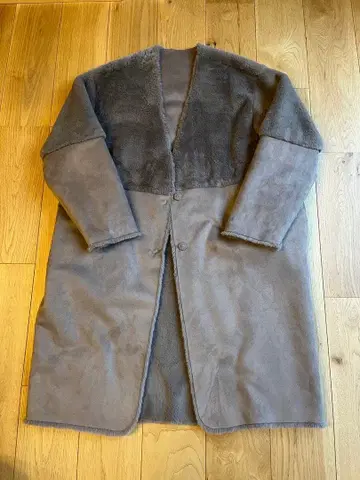 QTUME (큐툼) 페이크 무스탕 퍼 롱 코트