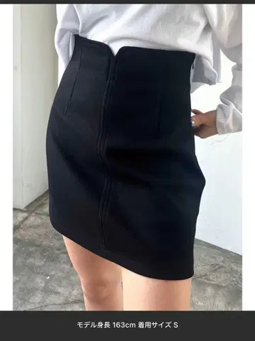 EMODA 커브 허리 미니 스커트