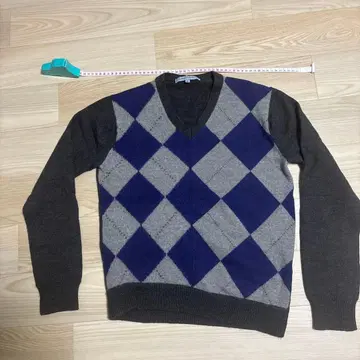 그레이와 네이비의 V넥 스웨터
