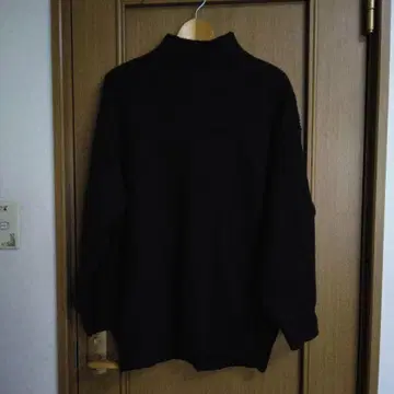 블랙 터틀넥 니트 스웨터