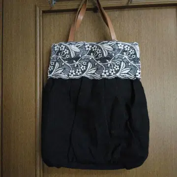 자수 장식 블랙 패브릭 토트백