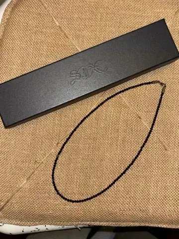 Sjx 블랙 스피넬 목걸이