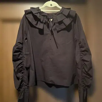 에멜 리파인즈 프릴 블라우스 새상품급