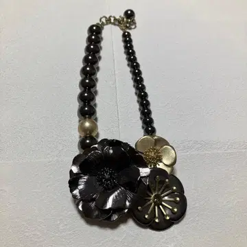 블랙과 금의 꽃 모티브 초커