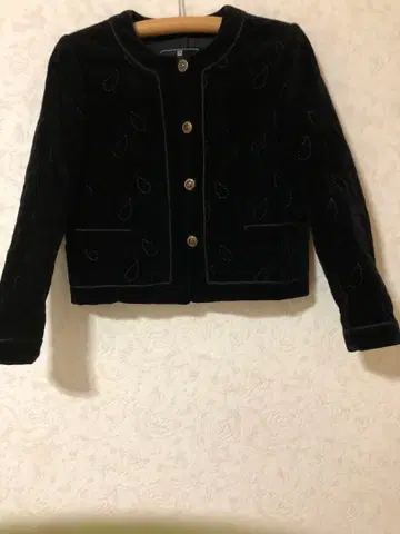 블랙 자수 벨벳 노카라 자켓