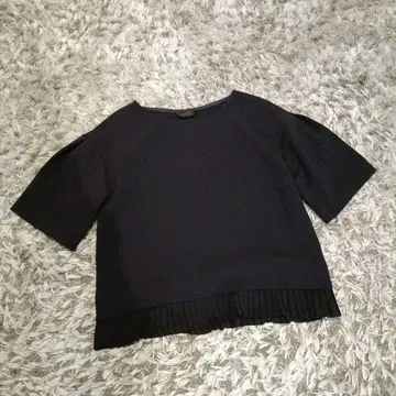 Noble 네이비 플리츠 상의