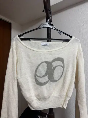 as'on 아이보리 로고 크롭 니트