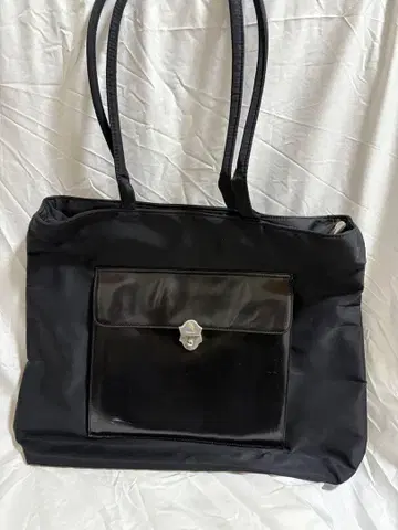 훌라 블랙 나일론 토트백 빅 사이즈, 대용량으로 비즈니스에도 활용 가능