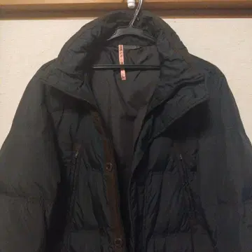 크로커다일 다크 그레이 후드 부착 다운 자켓