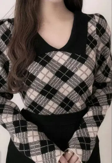 새상품 그레일 체크 무늬 V넥 니트