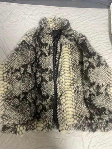 플리스 보아 자켓 화이트 블랙 스네이크 패턴