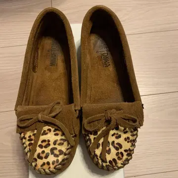 Minnetonka 모카신 브라운 레오파드 무늬